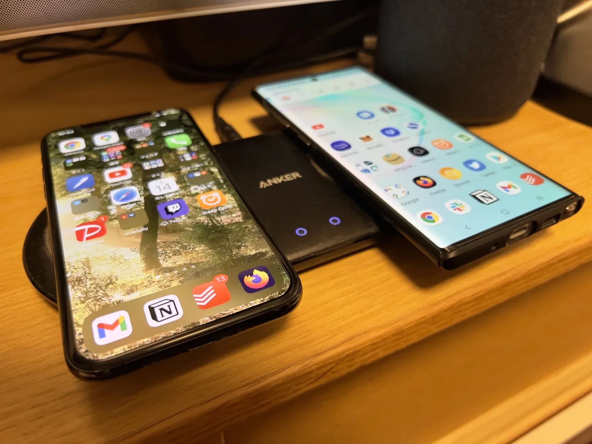 iPhone Xsはリビングで待機