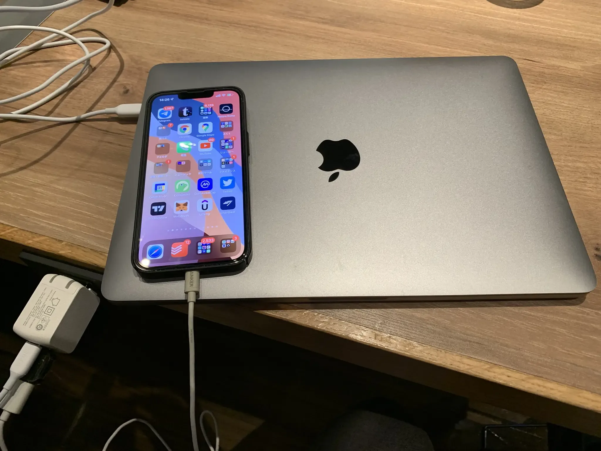 CIO45W充電器でMacBook ProとiPhone 13 Proを同時に充電する