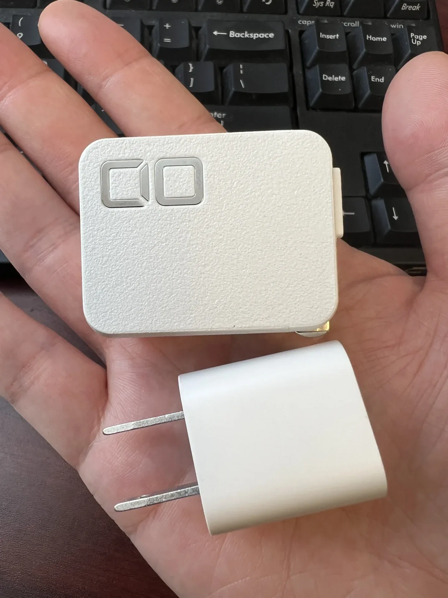 ほんとに卵サイズのCIO45W充電器
